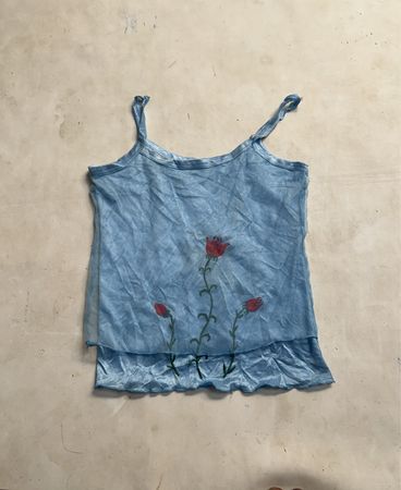 Hellblaues Trägerhemd mit Blumenmuster