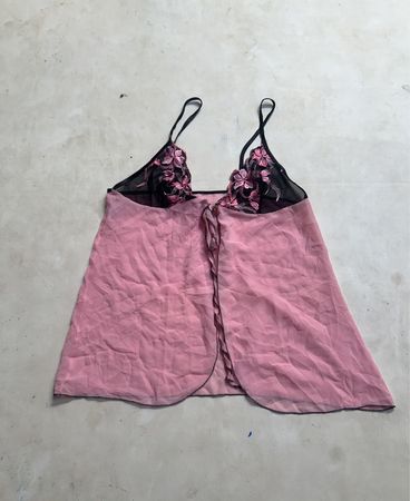 Rosa Babydoll-Oberteil mit schwarzer Spitzenborte