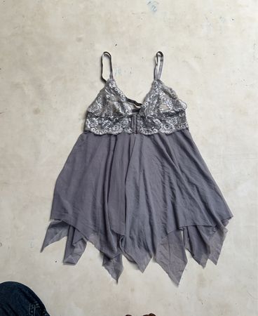 Graue Babydoll mit Spitzenbesatz