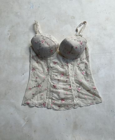 Transparenter Korsett mit rosa Blumenstickerei