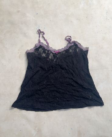 Schwarzes Spitz-Camisole mit lila Besatz
