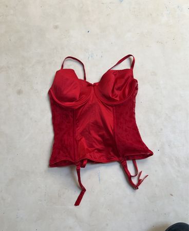 Rotes Korsett mit Strapse