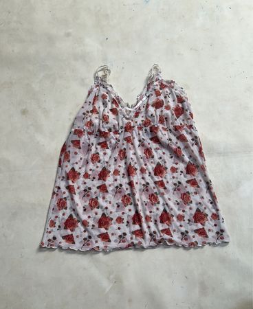 Weißes, florales Slip-Kleid mit Spitzenbesatz