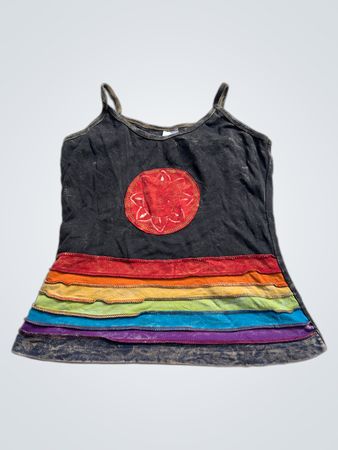 TRANS FAIR schwarzes Tanktop mit Regenbogen-Rüschensaum und rotem Sonnenmotiv