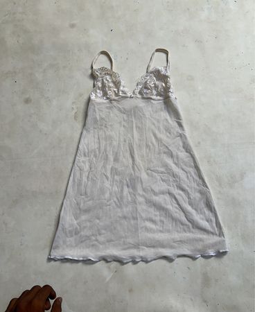 Äußerst feines Slipkleid mit Spitzenbesatz