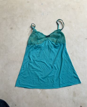 Türkisfarbene Camisole mit Spitzenbesatz