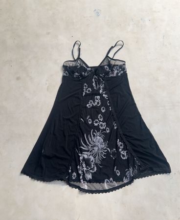 Schwarzes Slip-Kleid mit Blumenmuster