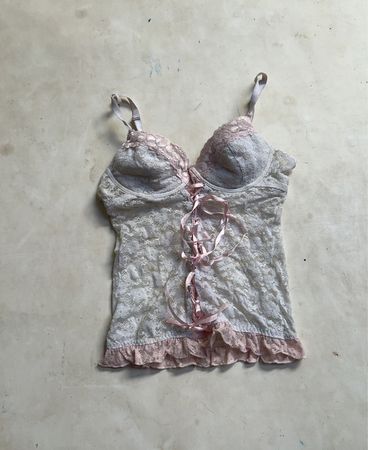 Weiße und rosa Spitzencorsage mit Banddetail