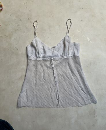 Weiße transparente Camisole mit diagonalem Streifenmuster und Kordelzug