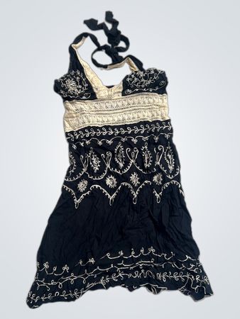 Schwarzes Neckholderkleid mit weißer Stickerei