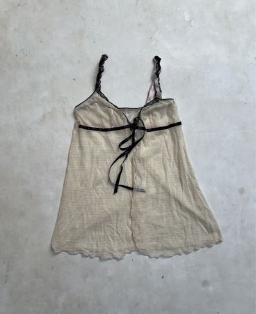 Durchscheinendes Babydoll mit schwarzer Schleife zum Binden