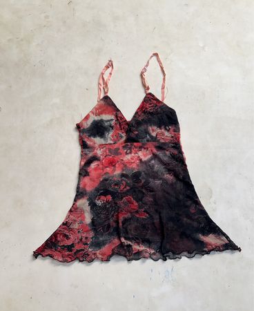 Transparentes Slipkleid mit floralem Print