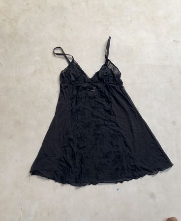 Negligee mit schwarzer Spitzenborte