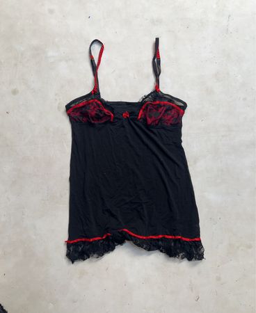 Schwarzer und roter Lingerie-Slip