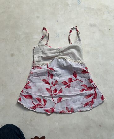 Weiße Camisole mit rotem Blumenprint