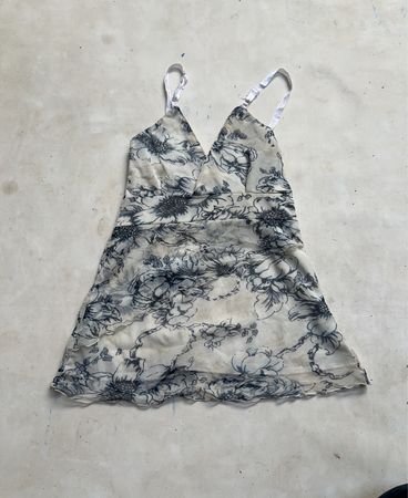 Transparentes Slipkleid mit Blumenmuster