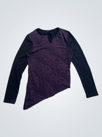 Schwarzes und lila asymmetrisches Langarm-Oberteil
