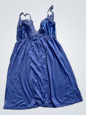 Blaue Chemise mit Spitzenbesatz