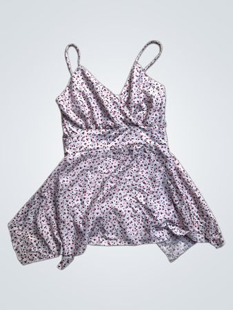 Tiffanys ärmelloses Spaghettiträger-Kleid mit Blumenmuster