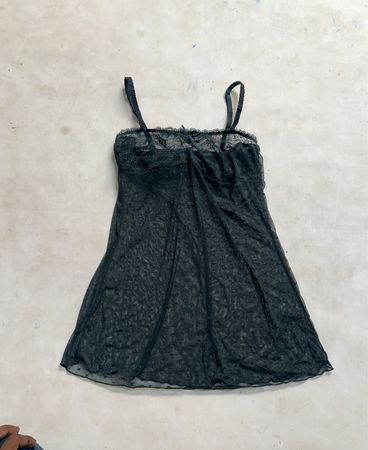 Schwarzes durchsichtiges Babydoll mit Polka-Dots und Spitzenbesatz