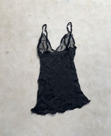 Spitzenbesetztes Negligékleid