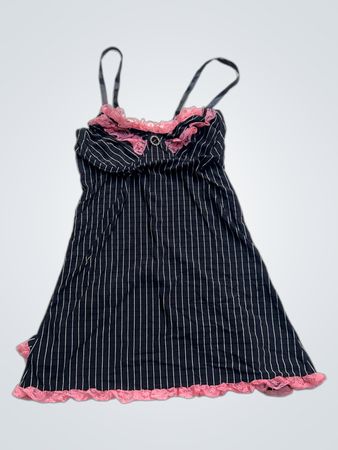 Schwarz-weiß gestreifter Strampler mit rosa Spitzenbesatz