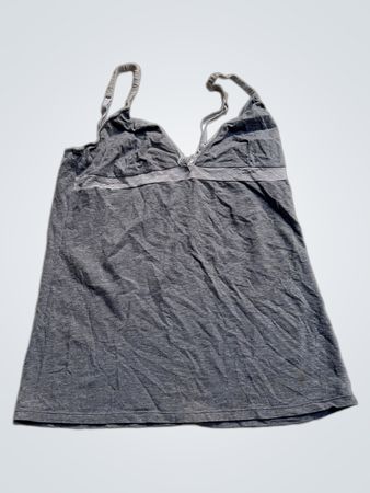 Graues Camisole mit Spitzenbesatz