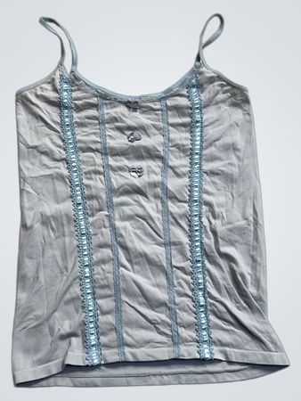 Hellblaues Trägershirt mit Spitze und Knopfdetail