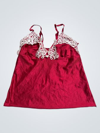 Rote Satin-Camisole mit Spitzenbesatz