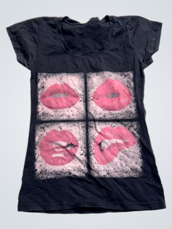 Schwarzes T‑Shirt mit Grafik von vier pinken Lippen