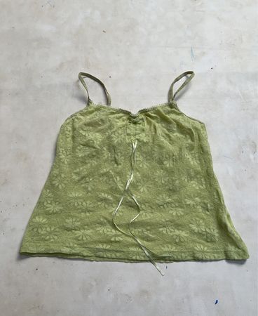 Canotta in pizzo floreale verde chiaro con spalline sottili