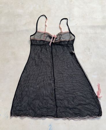 Schwarzes Mesh-Babydoll mit rosa Einfassung
