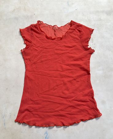 Rotes Netzoberteil mit Rüschenbesatz