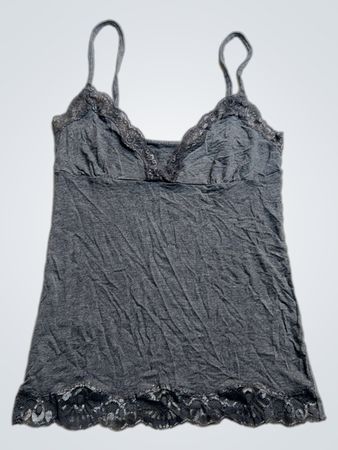 Graues Camisole mit Spitzenbesatz