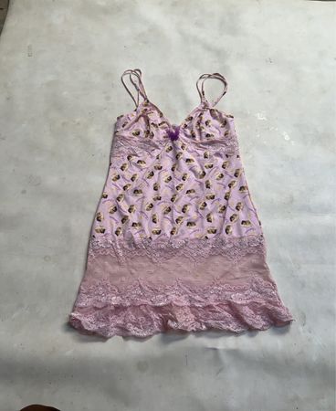 Rosa Slip-Kleid mit Engel-Print und Spitzenbesatz