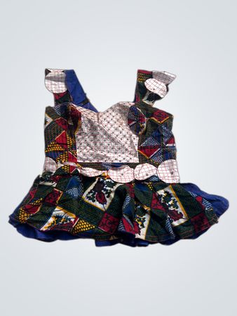Kinderkleid mit buntem geometrischem Muster
