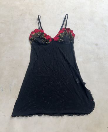 Schwarzes durchsichtiges Babydoll mit roter floraler Spitzenverzierung
