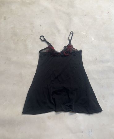 Schwarzes Nachthemd mit roter Spitzenborte