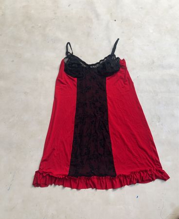 Rote und schwarze Spitzenverzierung Chemise