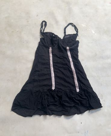 Schwarzes Slipkleid mit Spitzenbesatz