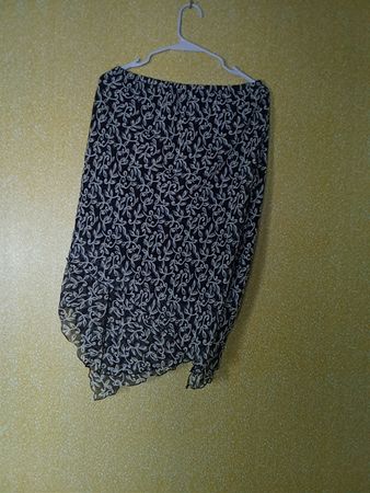 RK Damen Schwarz- und Weiß Floral Bedruckter Asymmetrischer Saumrock