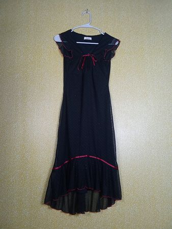Vestido Preto Transparente Sem Palavras com Detalhes Vermelhos