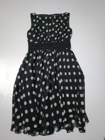 Schwarz gepunktetes ärmelloses Kleid mit Taillengürtel