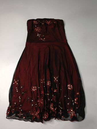 Robe sans bretelles rouge et noire ornée