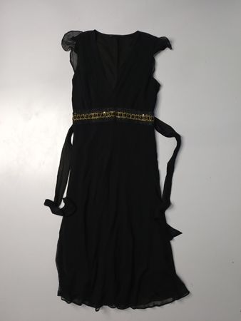 Robe noire avec détail de ceinture dorée