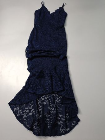Robe en dentelle bleu marine à ourlet asymétrique