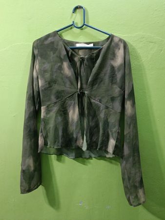 GLASSONS Camouflage-Print Oberteil mit Knotendetail und langen Ärmeln