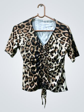 Leoprint Rüschentop mit V-Ausschnitt