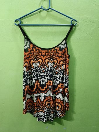 Tanktop mit orange-schwarzem Muster