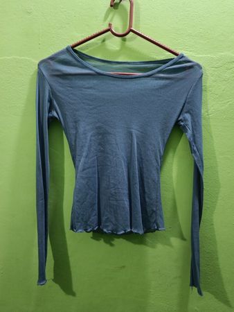 Blaues Langarmtop